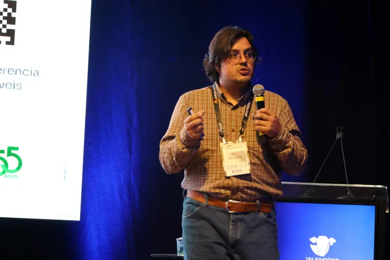 Palestrante com microfone em um palco de congresso
