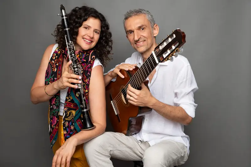 Anat Cohen com um clarinete e Marcello Gonçalves com um violão