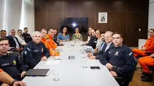 Reunião de autoridades das forças de segurança do DF em uma mesa longa