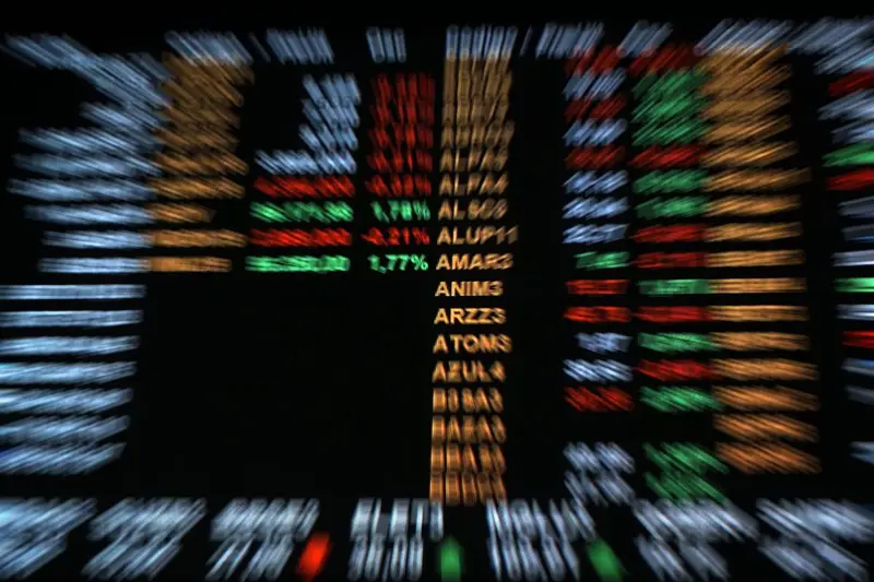 Painel da bolsa de valores com cotações em movimento
