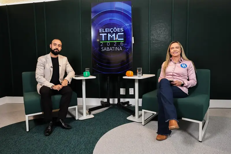 Celina Leão e o entrevistador sentados no estúdio da sabatina, com painel Eleições 2026 ao fundo
