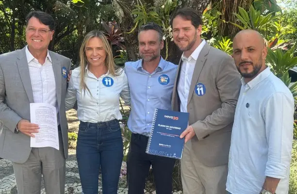 Celina Leão ao lado de Kiko Caputo e outros homens segurando documentos