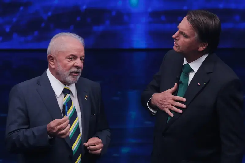 Lula e Jair Bolsonaro frente a frente em estúdio de debate na TV