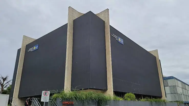 Fachada de prédio escuro da Secretaria de Desenvolvimento Social