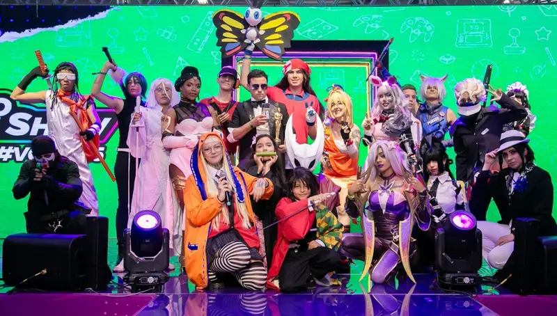 Grupo de pessoas fantasiadas de personagens de games em um palco