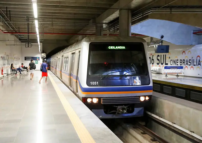 Trem do metrô do DF parado na plataforma de uma estação
