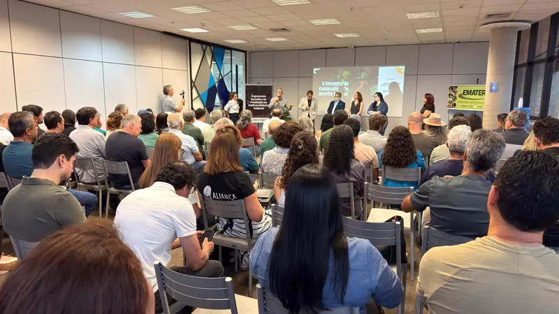 Plateia em auditório acompanhando uma palestra