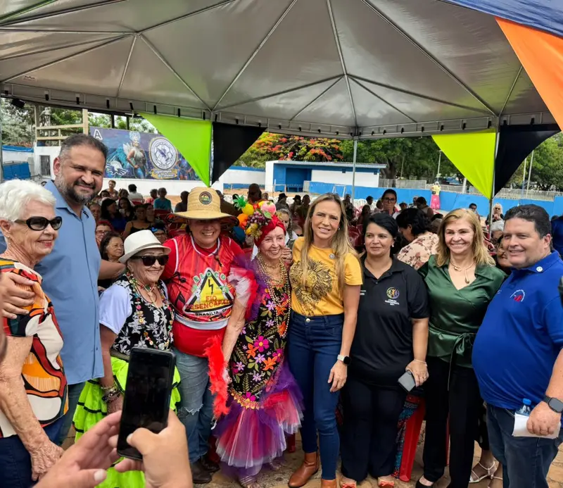 Pessoas reunidas sob tenda no Festival da pessoa idosa no Cruzeiro