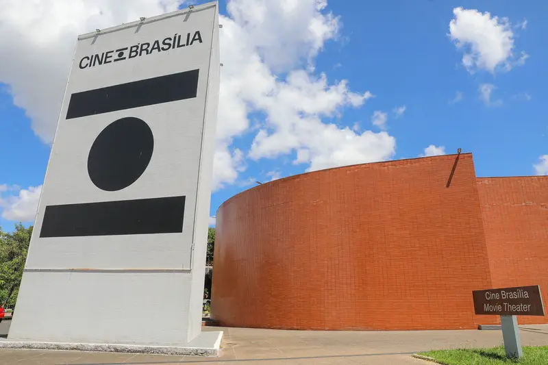 Cine Brasília visto de fora em dia de céu azul