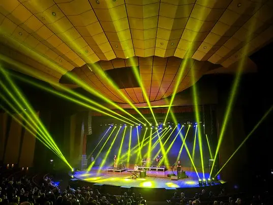 Palco de teatro iluminado por feixes de luz verde