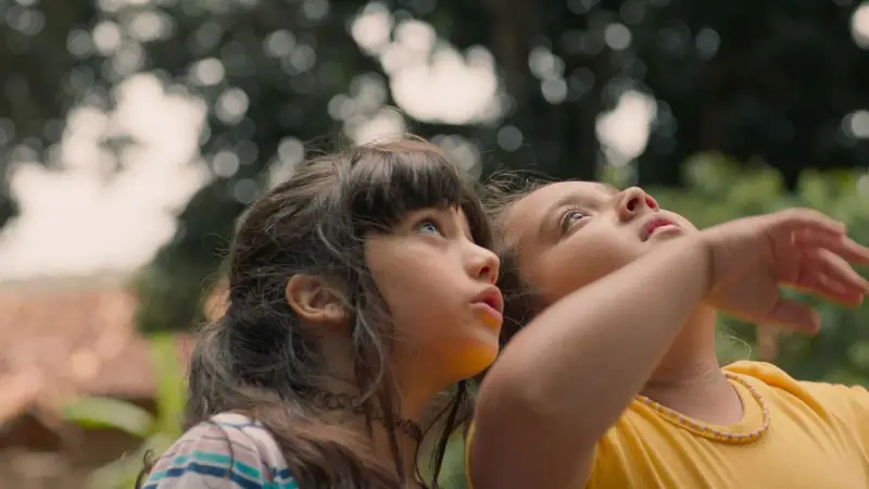 Duas meninas olhando para o céu em cena do filme A natureza das coisas invisíveis