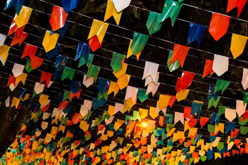 Bandeirinhas coloridas de festa junina no teto