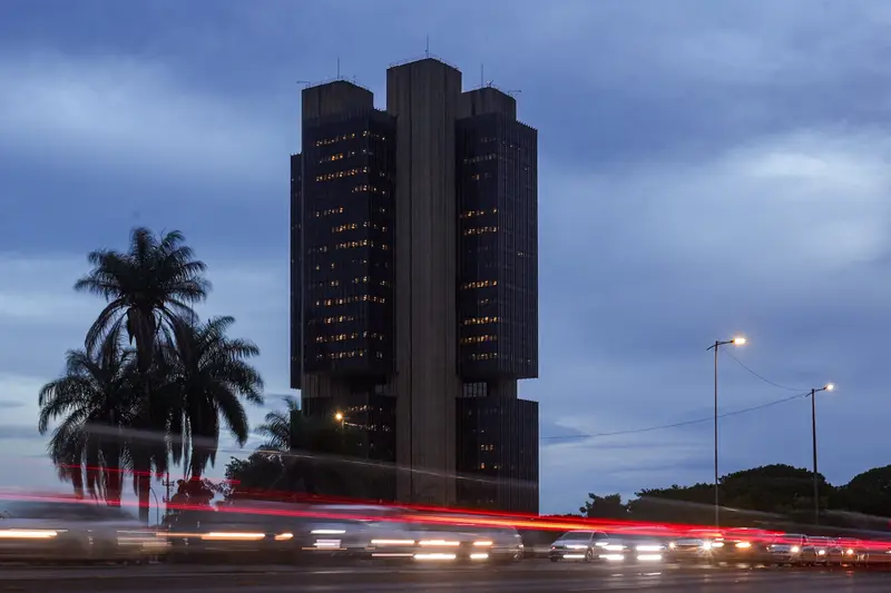 Prédio do Banco Central em Brasília ao entardecer