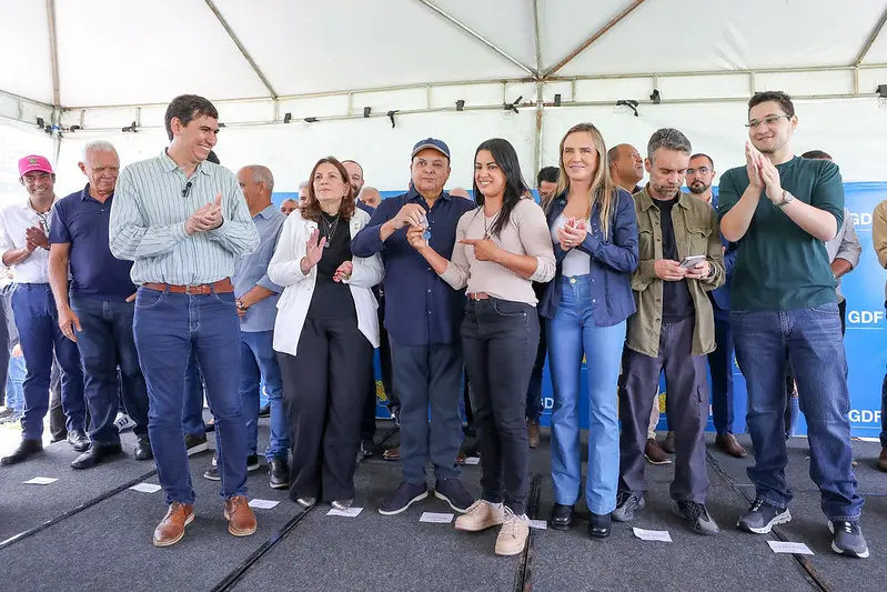 Ibaneis Rocha e autoridades aplaudindo em uma tenda de evento do GDF