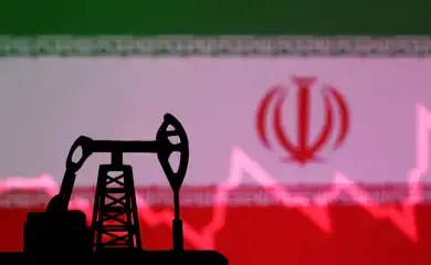Silhueta de poço de petróleo diante da bandeira do Irã
