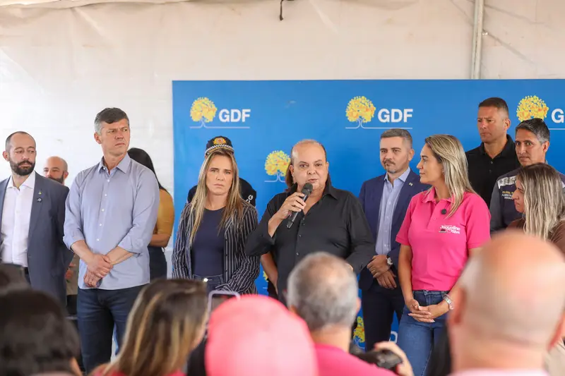 Ibaneis Rocha discursando ao microfone diante de painel do GDF