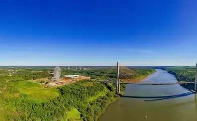 Ponte sobre o rio entre o Brasil e o Paraguai vista do alto