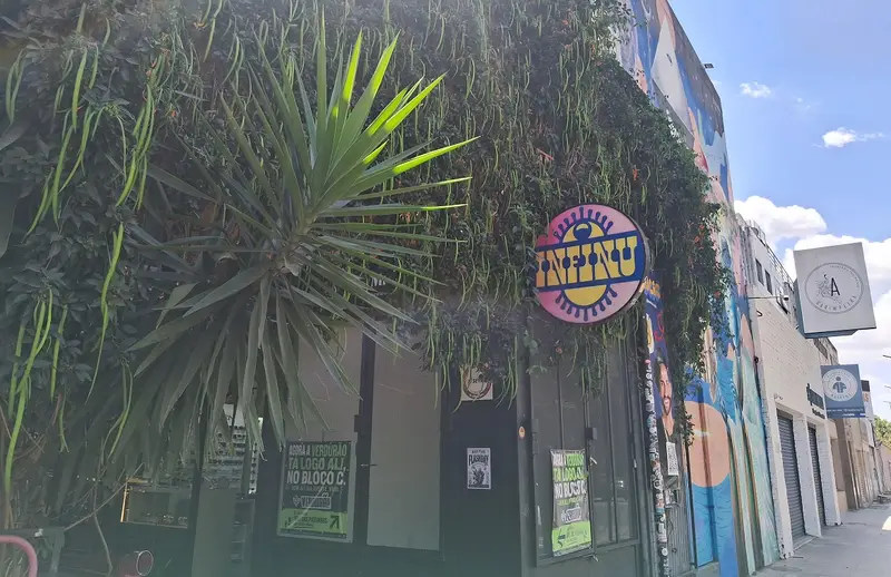 Fachada do Infinu coberta de plantas em Brasília