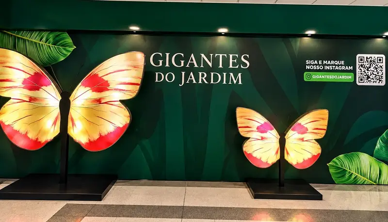 Painel Gigantes do Jardim com borboletas gigantes em um shopping