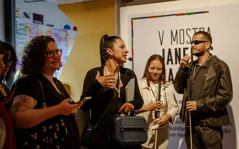 Pessoas conversando em uma mostra sobre acessibilidade