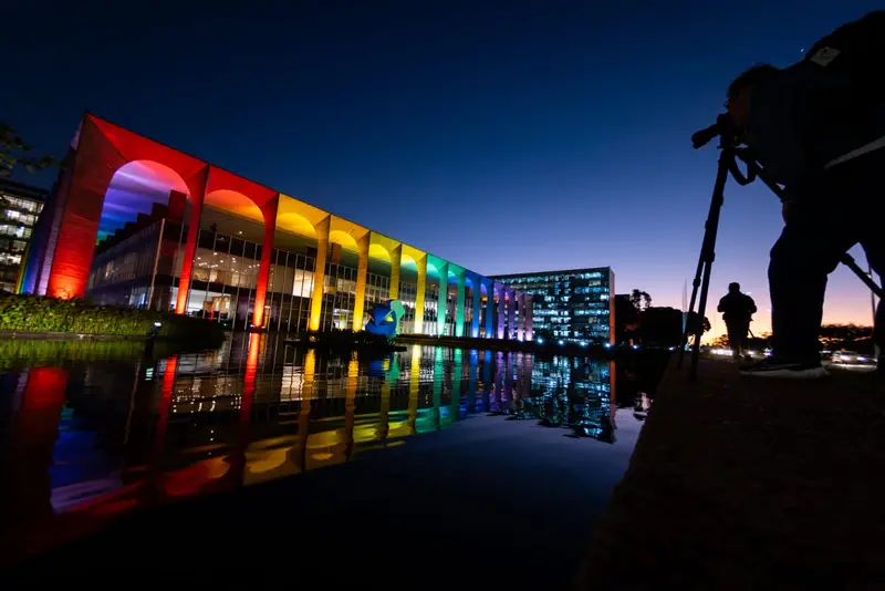 Palácio Itamaraty iluminado com as cores do arco-íris à noite