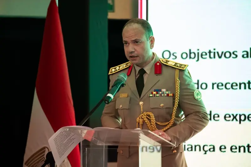 Militar egípcio de farda discursando em um púlpito