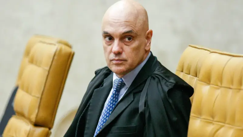 Ministro Alexandre de Moraes de toga no plenário do STF