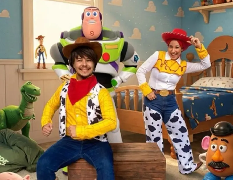 Atores fantasiados de personagens de Toy Story em um quarto cenográfico