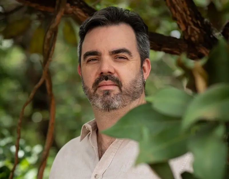 Retrato de homem de barba entre folhagens