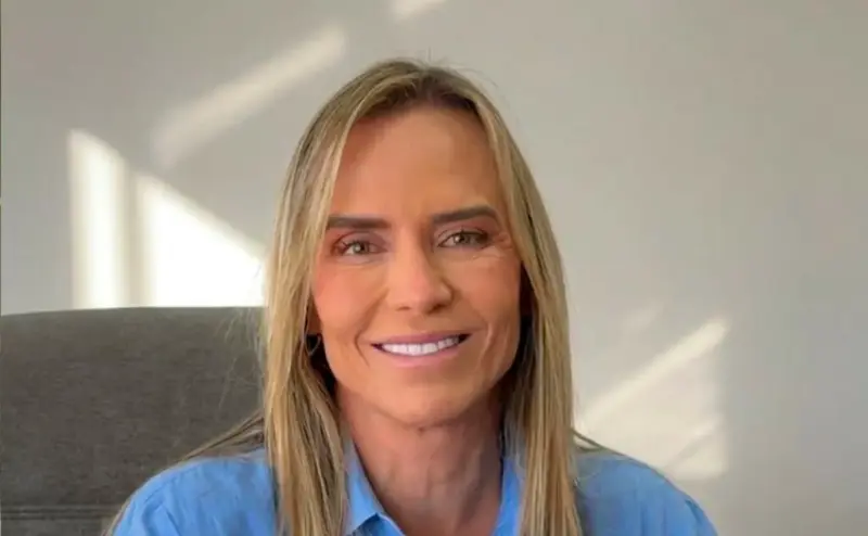 Celina Leão sorrindo em um vídeo gravado em casa