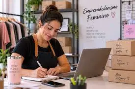 Mulher fazendo anotações ao lado de um notebook em uma loja com caixas de produtos
