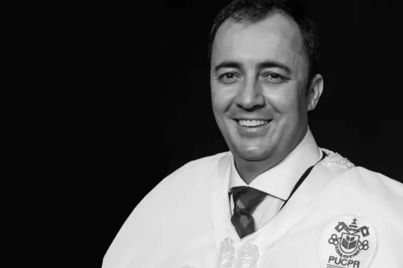Retrato em preto e branco do reitor Rogério Renato Mateucci com veste acadêmica