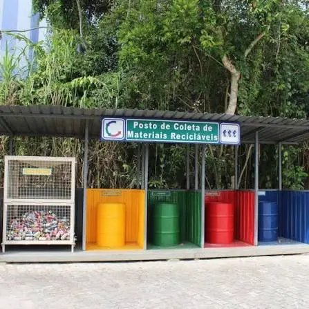 Posto de coleta de materiais recicláveis com lixeiras coloridas