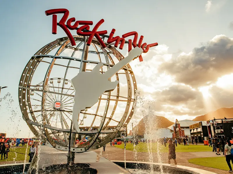Globo metálico com guitarra e letreiro do Rock in Rio