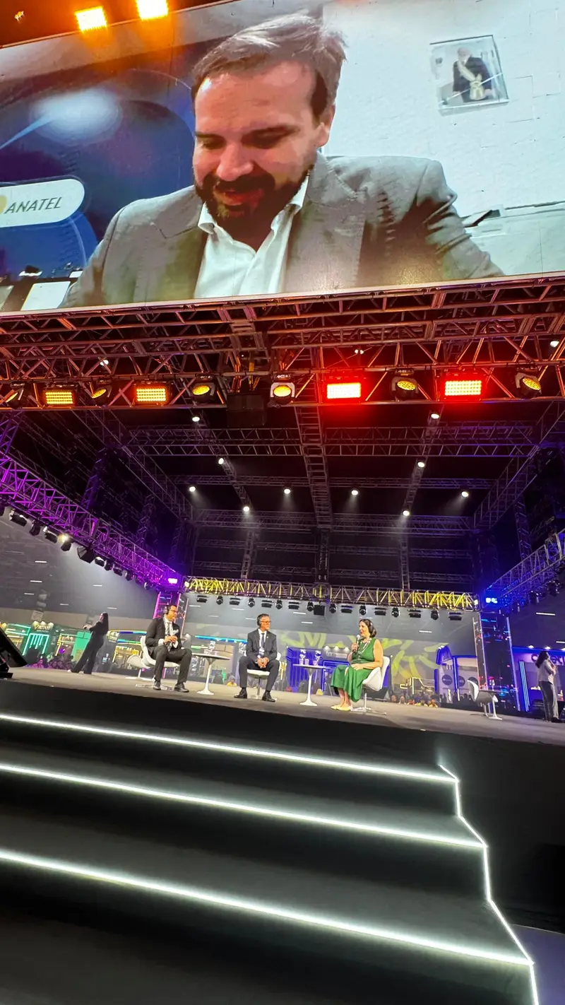 Palestrante em um palco iluminado de congresso