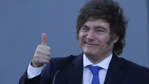 Javier Milei sorrindo com o polegar para cima
