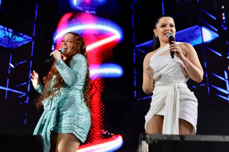 Maiara e Maraísa cantando no palco