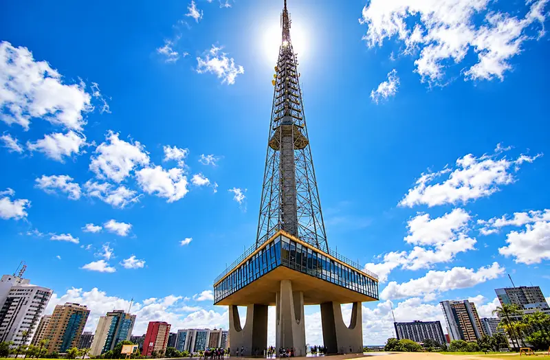 Torre de TV de Brasília sob céu azul com nuvens