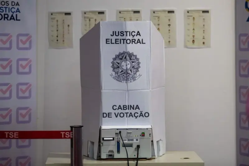 Cabine de votação da Justiça Eleitoral com urna eletrônica