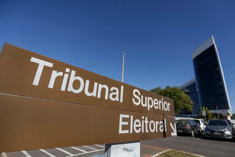 Letreiro do Tribunal Superior Eleitoral com o prédio ao fundo
