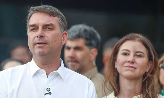 Flávio Bolsonaro chega aos Estados Unidos após deixar o Brasil